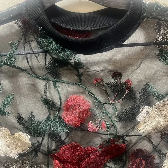 Small lace crop top - Picture 3 of 4